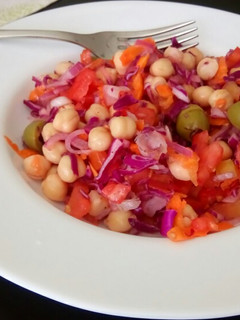 Una foto de Ensalada fresca de Garbanzos #vegetal