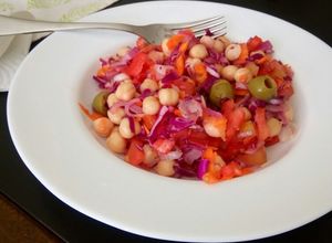 Una foto de Ensalada fresca de Garbanzos #vegetal