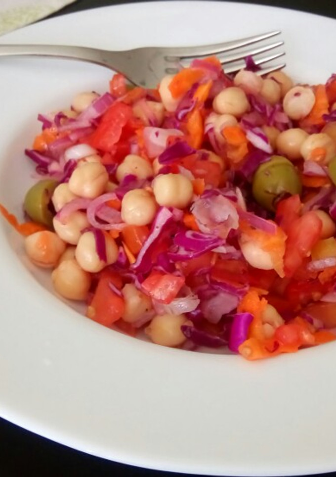 Una foto de Ensalada fresca de Garbanzos #vegetal