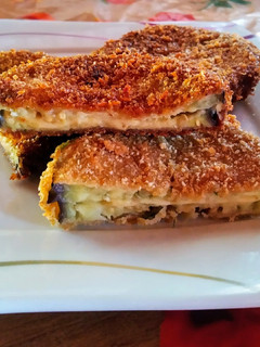 Una foto de Milanesa de berenjena rellena con queso