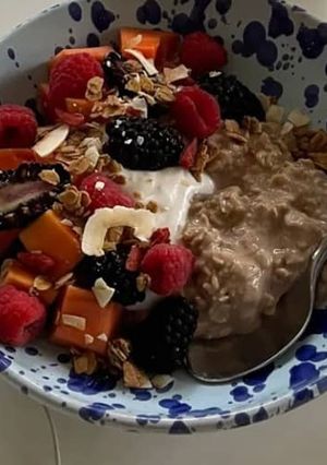 Foto de Papas de Aveia de Chocolate com Iogurte de Coco e Fruta