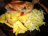 Friptură țărănească de pui cu garnitură de cartofi și salată de varză