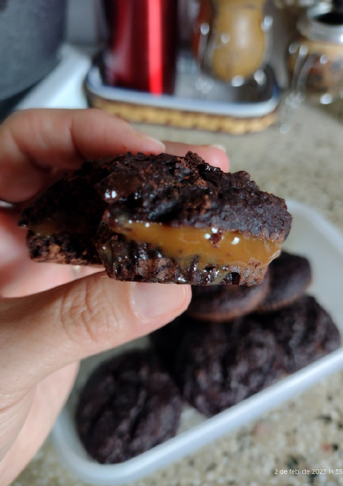 Una foto de Tortitas/Alfajores de Algarroba y Naranja. Sin TACC. Sin azúcar