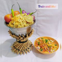 JHAL MURI RECIPE / Train wali bhel A picture of JHAL MURI RECIPE / Train wali bhel.