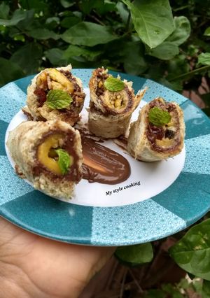 A picture of Mango chocrunchy bread roll.