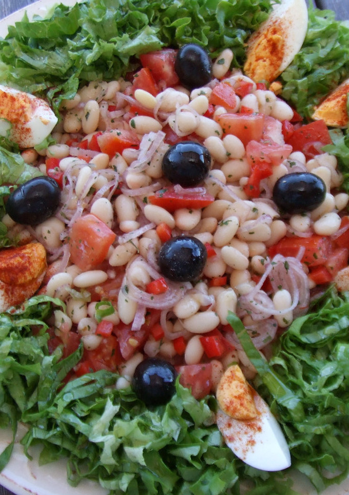 Una foto de Fasulye piyazi (Ensalada de judías blancas secas)