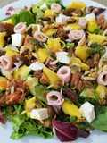 Ensalada primavera con queso fresco, pavo y mango