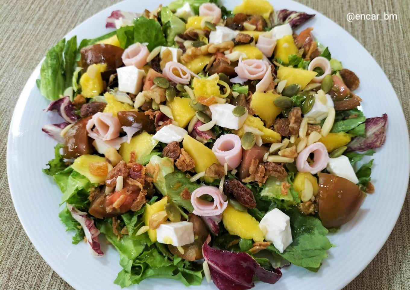 Ensalada primavera con queso fresco, pavo y mango