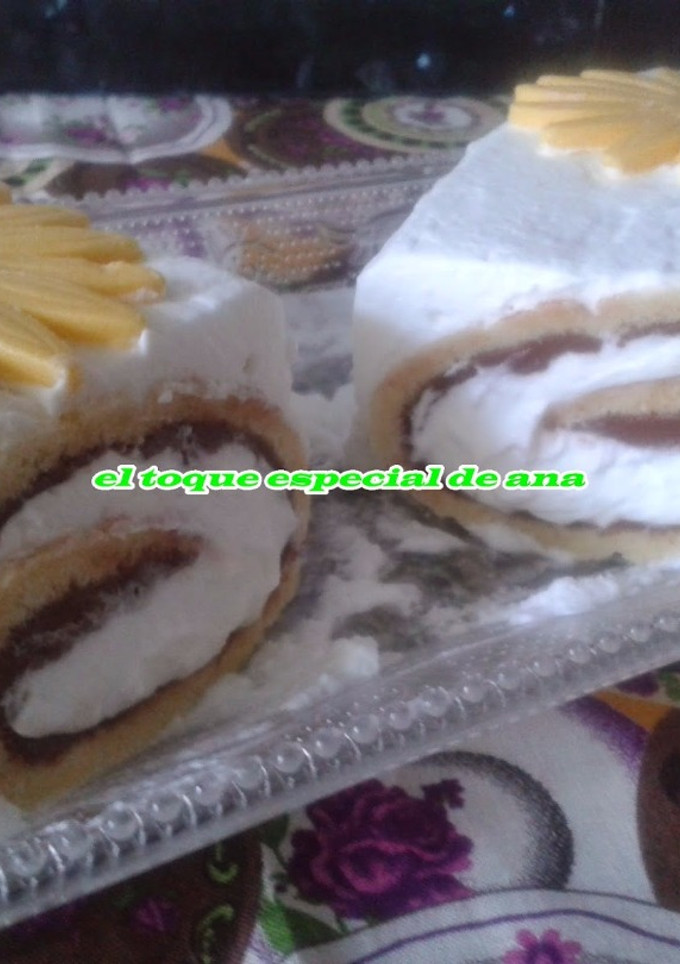 Una foto de Brazo de gitano relleno de nutella con nata