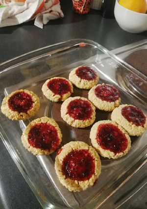 Una foto de Galletas de avena y mermelada 💖 sin harina de trigo
