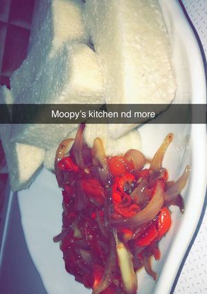 Onion sauce da boiled yam ainihin hoton girkin