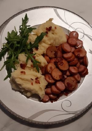 Bacon, virsli karikákkal és krumplipürével recept fotója