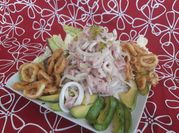 Una foto de ceviche de calamar