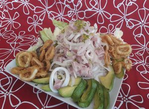 Una foto de Ceviche de Atún y calamar 🐟🦑