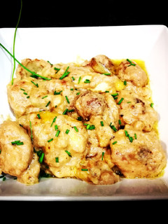 Una foto de Trozos de pollo de corral con castañas en salsa al vino blanco
