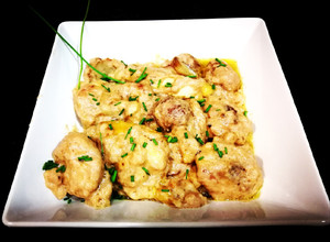 Foto principal de Trozos de pollo de corral con castañas en salsa al vino blanco