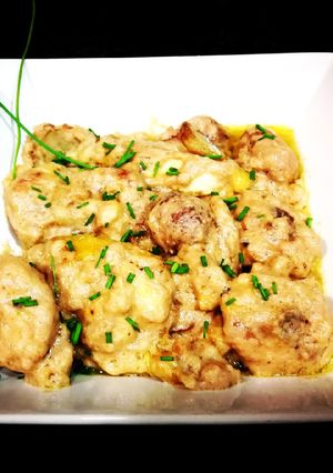 Foto principal de Trozos de pollo de corral con castañas en salsa al vino blanco
