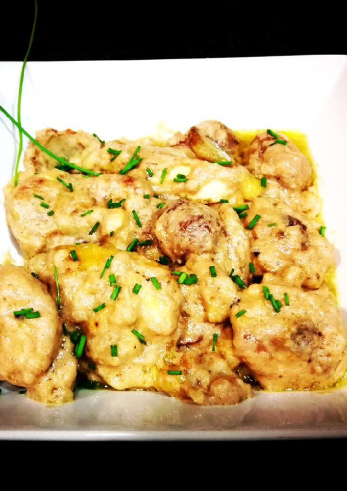 Una foto de Trozos de pollo de corral con castañas en salsa al vino blanco