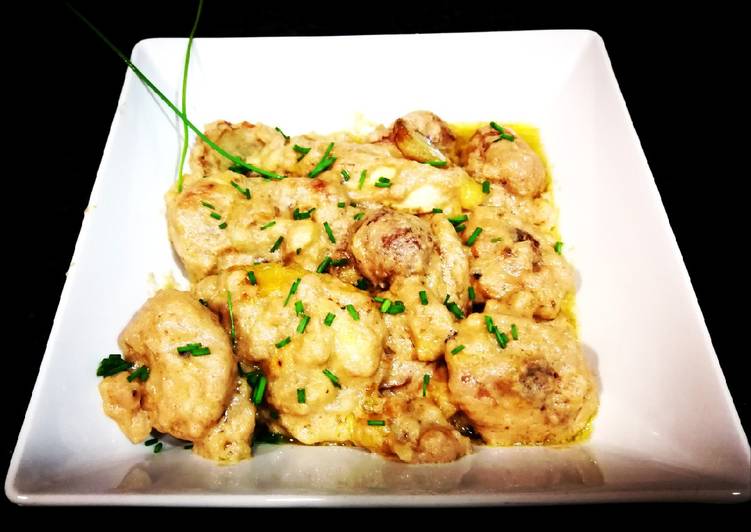 Trozos de pollo de coral con castañas en salsa al vino blanco