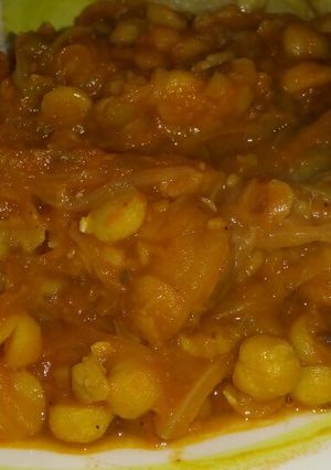 Una foto de Garbanzos atomatados o garbanzos fritos