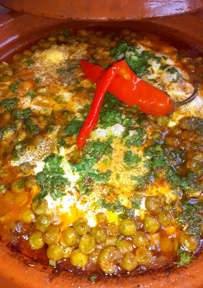 Una foto de Tajine de guisantes y huevos 🥚