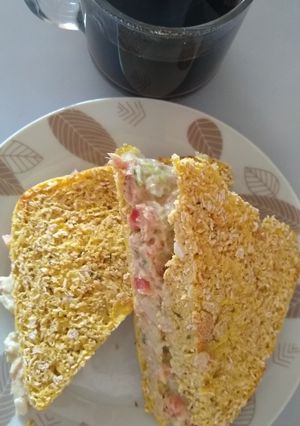 Una foto de Pan de avena en microondas con ensalada de atún