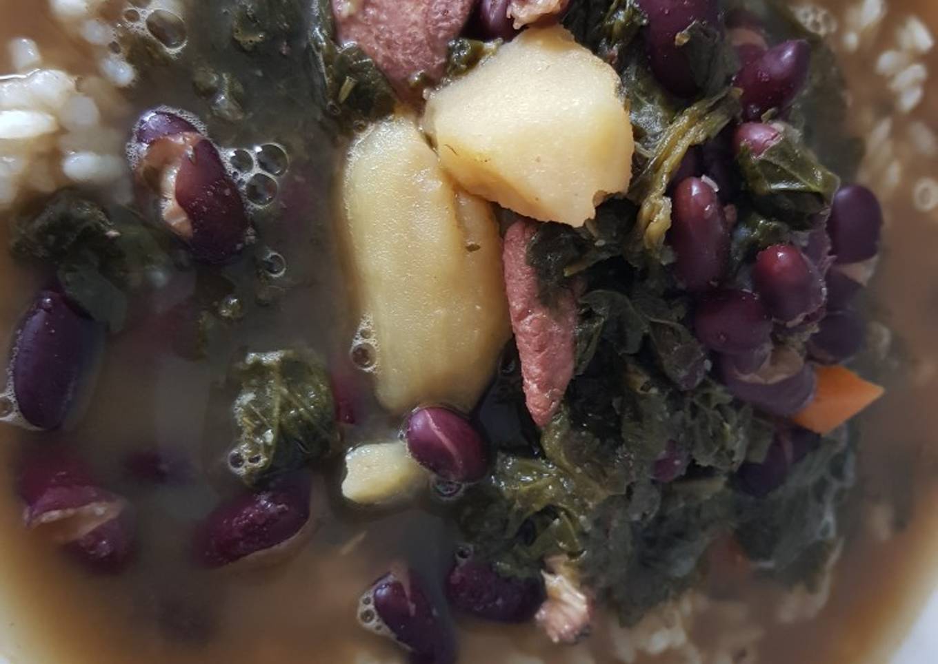 Potaje de alubias pintas con espinacas y pollo