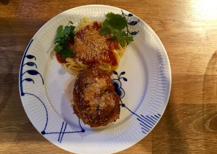 Paneret Gratineret Svinefilet Med Tomatsovs Salvie Og Revet Ost