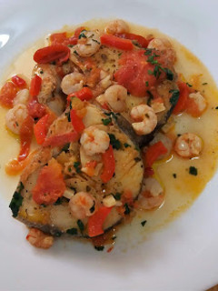Una foto de Merluza con gambas y tomate