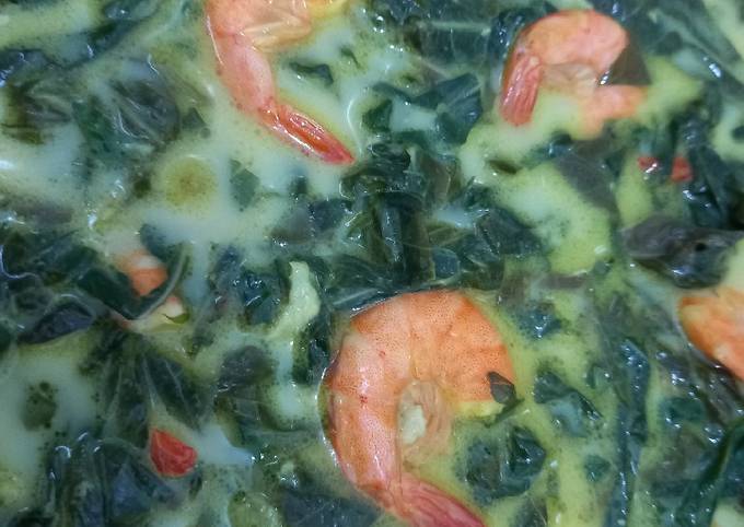 Langkah Mudah untuk Menyiapkan Udang Daun singkong bumbu kuning, Lezat
Sekali