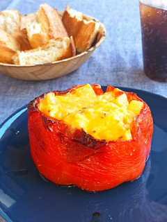 Una foto de Pimiento rojo relleno de tortilla de chorizo