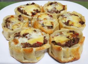 Una foto de Canastitas de carne y queso