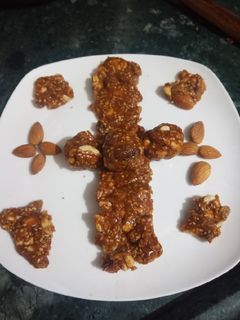 ચીકી(Chikki Recipe in Gujarati) રેસીપી મુખ્ય ફોટો