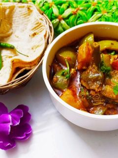 मोकळी वांग बटाटा भाजी (vanga batata bhaji recipe in marathi) रेसिपी चे मुख्य फोटो