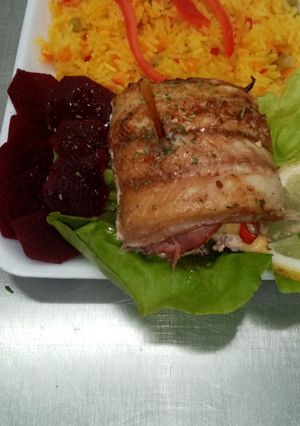 Una foto de Pescado relleno con arroz amarillo