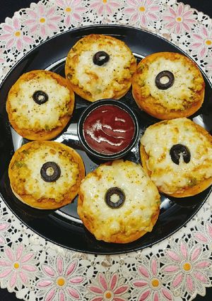 A picture of Mini Pizza 🍕🍕🍕.