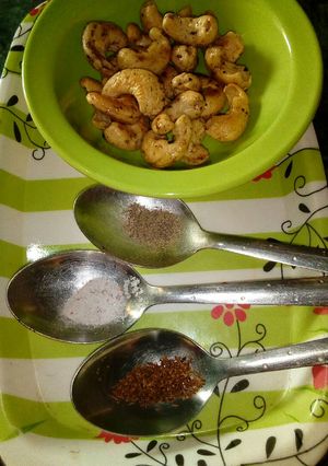 A picture of Roasted kaju namkeen.