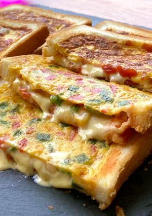 A picture of Pocket pizza toast.