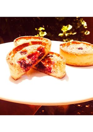 Une photo de Tartelettes Amandes Cerises Griottes Vegan