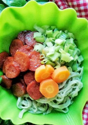 Foto resep Mie Bayam toping Semur Sosis