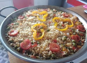 Una foto de Paella de ostiones y camarones congelados