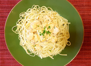 Una foto de Tallarines con salmón a la crema