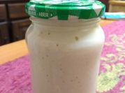 Una foto de salsa alioli con perejil