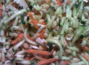 Una foto de Ensalada de alubias arrocinas, pollo y hortalizas con vinagreta de alcaravea