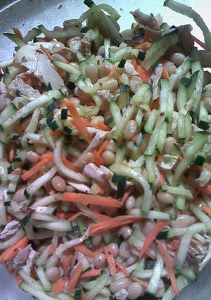 Una foto de Ensalada de alubias arrocinas, pollo y hortalizas con vinagreta de alcaravea