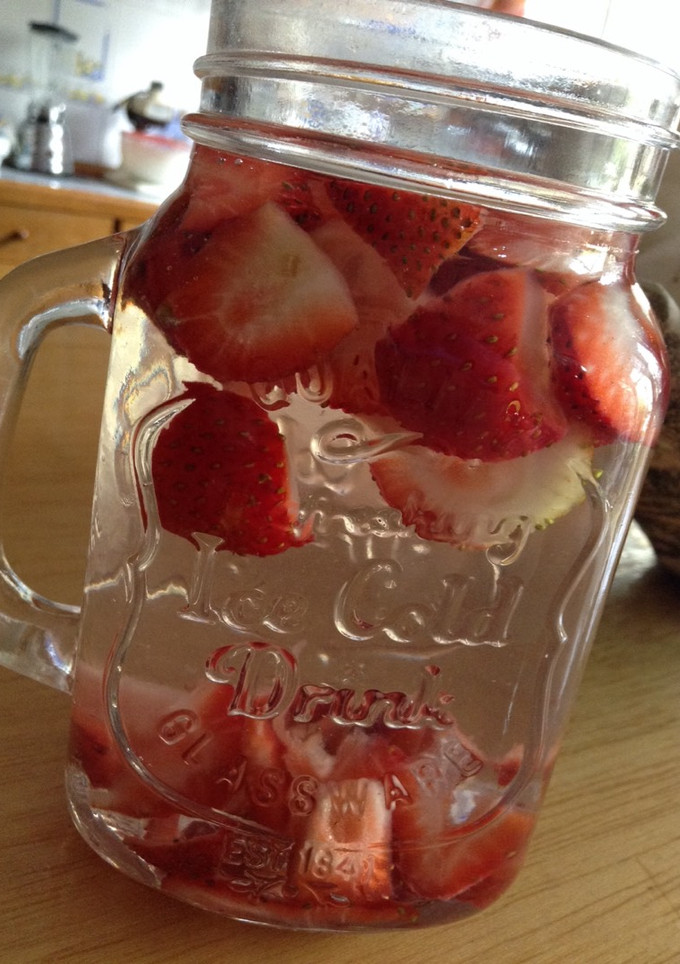 Una foto de Agua detox de fresa para desintoxicar
