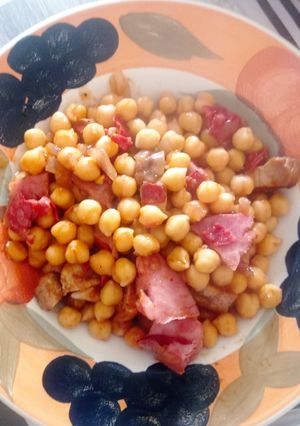 Una foto de Garbanzos con cecina de cerdo
