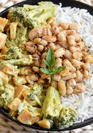 Une photo de Curry de brocolis et patates douces avec haricots blancs rôtis au four