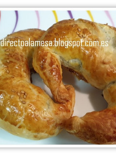 Una foto de Croissants de espinacas, queso de cabra y cebolla caramelizada