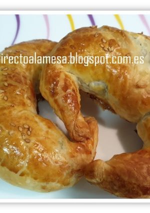 Foto principal de Croissants de espinacas, queso de cabra y cebolla caramelizada